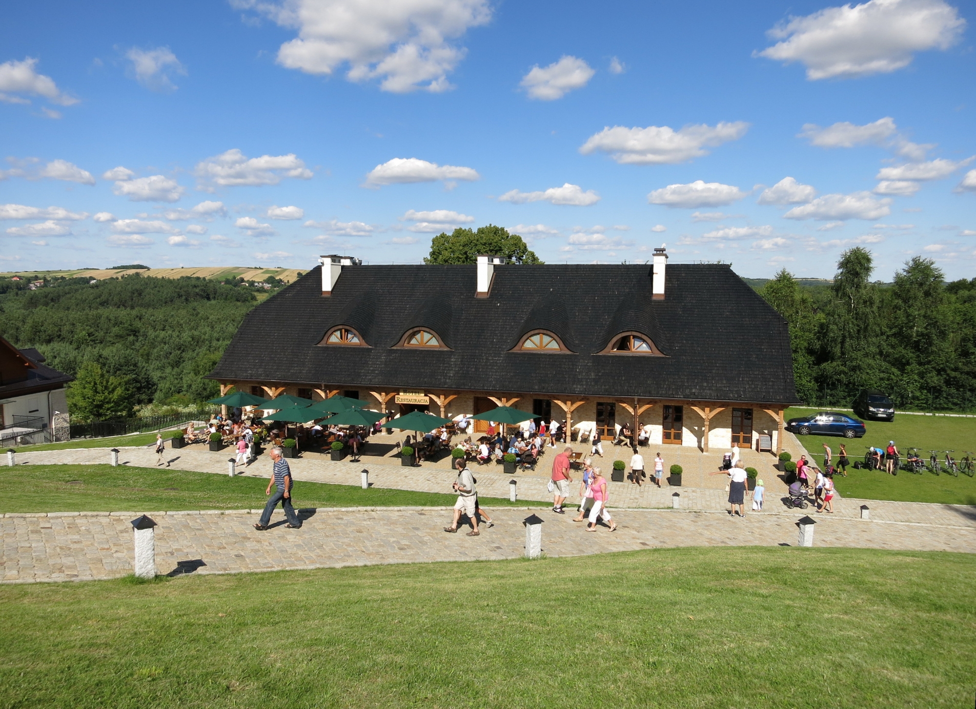 Restauracja Zamek Bobolice na tle jurajskiego nieba